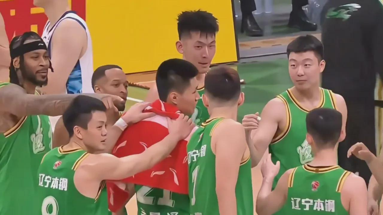开云体育官网-时隔458天！前NBA旧将回归！辽粤大战火了，杨鸣下台后球队6胜1负